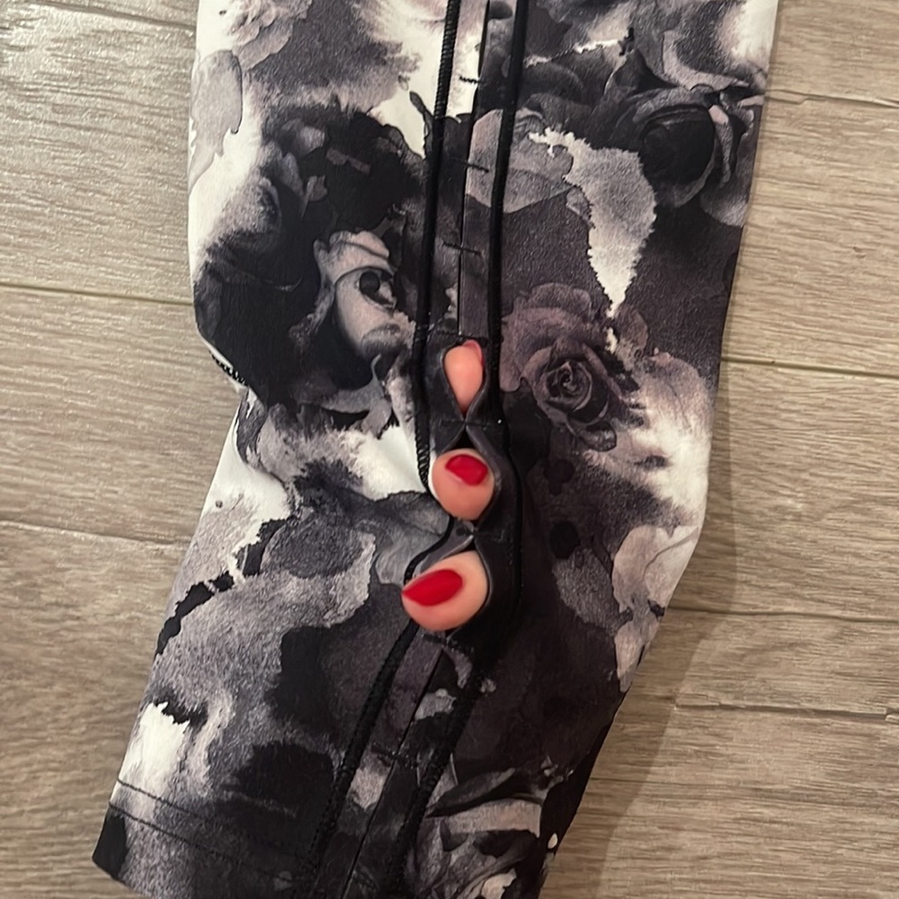 Lululemon Black & White Rose Pattern Leggings Siz… - image 5